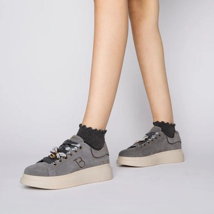 Sneakers in suede con ape gioiello